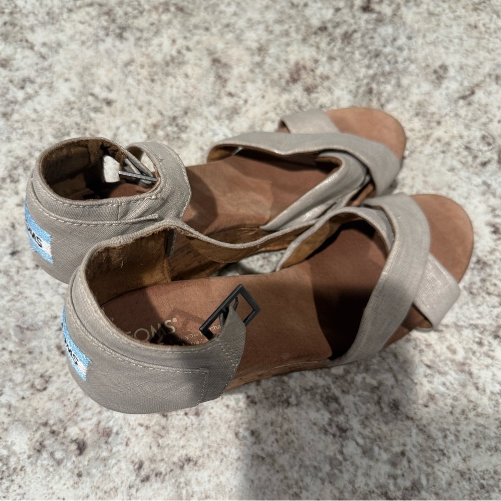 TOMS Women’s Light Gray Tan Wedge Heels 9.5